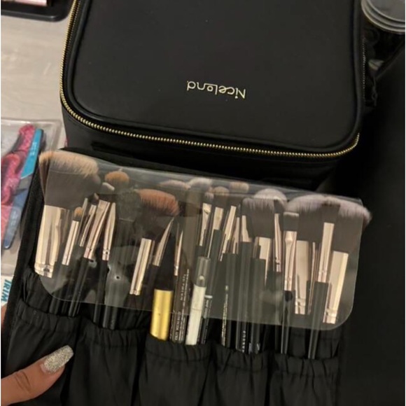 --SOLD---
Travel makeup bag 💡 - Picture 2 of 3